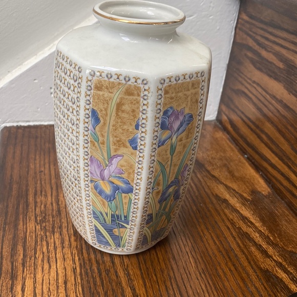 Accents Porcelain Japanese Vase Gold Trim Poshmark